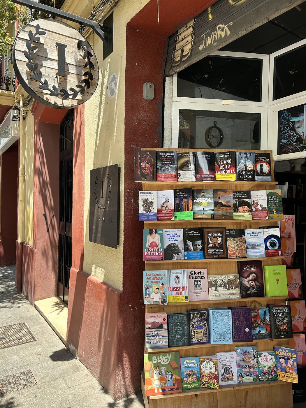 Fachada de la librería en C/ Sueca con la banderola de la I